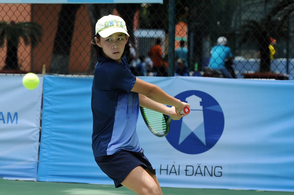 Tay vợt 13 tuổi Ngô Hồng Hạnh có nhiều triển vọng. 