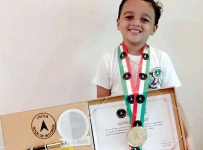 1- Chú bé 4 tuổi Aadhav SR được sách kỉ lục Ấn Độ công nhận thành tích. 