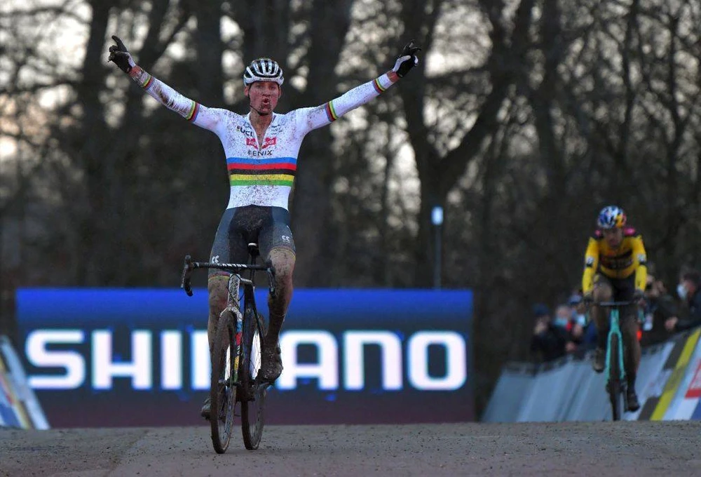 Chiến thắng kịch tính của Mathieu van der Poel ở World Cup xe đạp việt dã