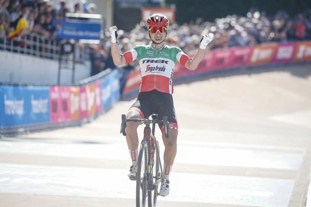 Elisa Longo Borghini ung dung giành chiến thắng Paris-Roubaix Femmes