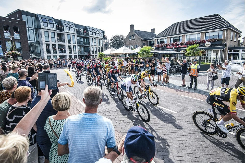 Vuelta a Espana chỉ “dạo chơi” trên cung đường chật hẹp tại Hà Lan