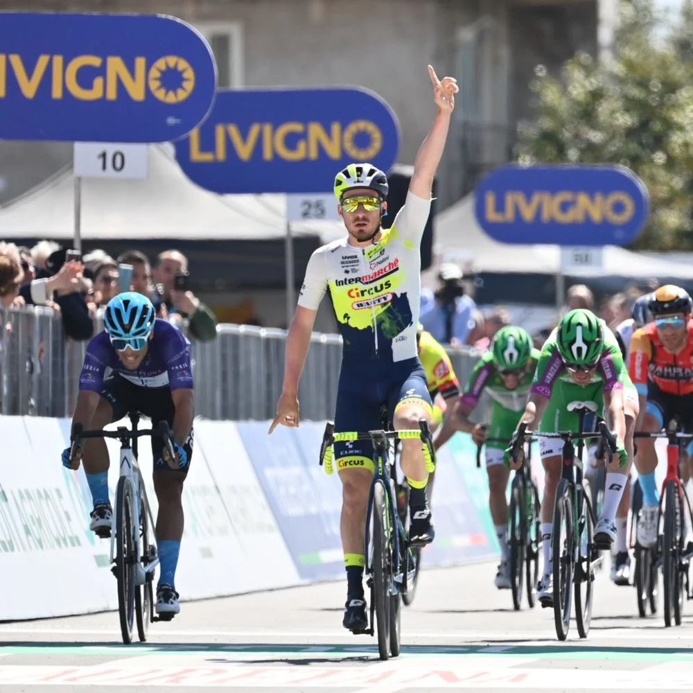 Niccolo Bonifazio giơ tay ăn mừng chiến thắng