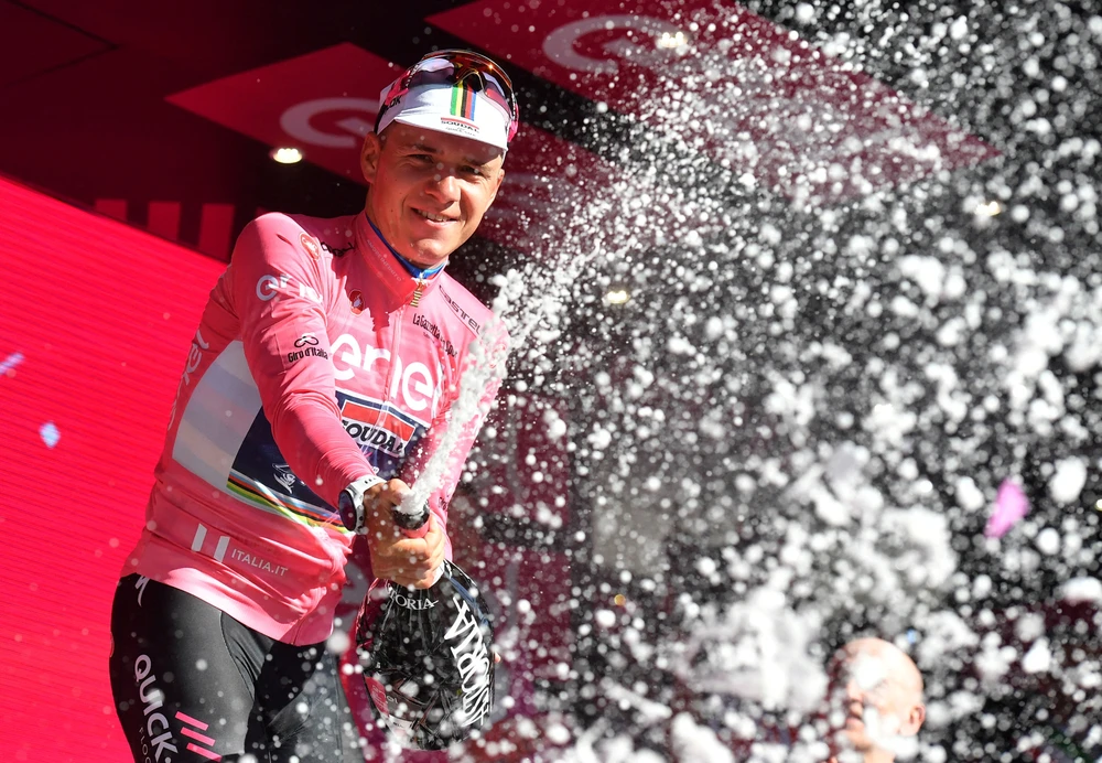 Remco Evenepoel mặc chiếc áo hồng đầu tiên của Giro d’Italia 2023