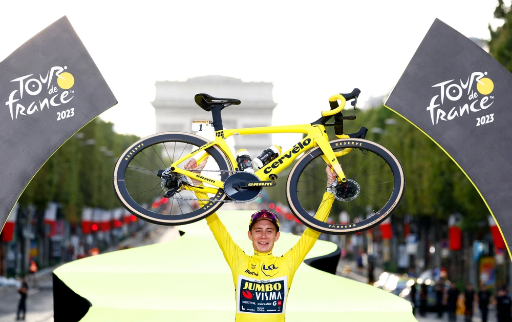Jonas Vingegaard đăng quang Tour de France 2023