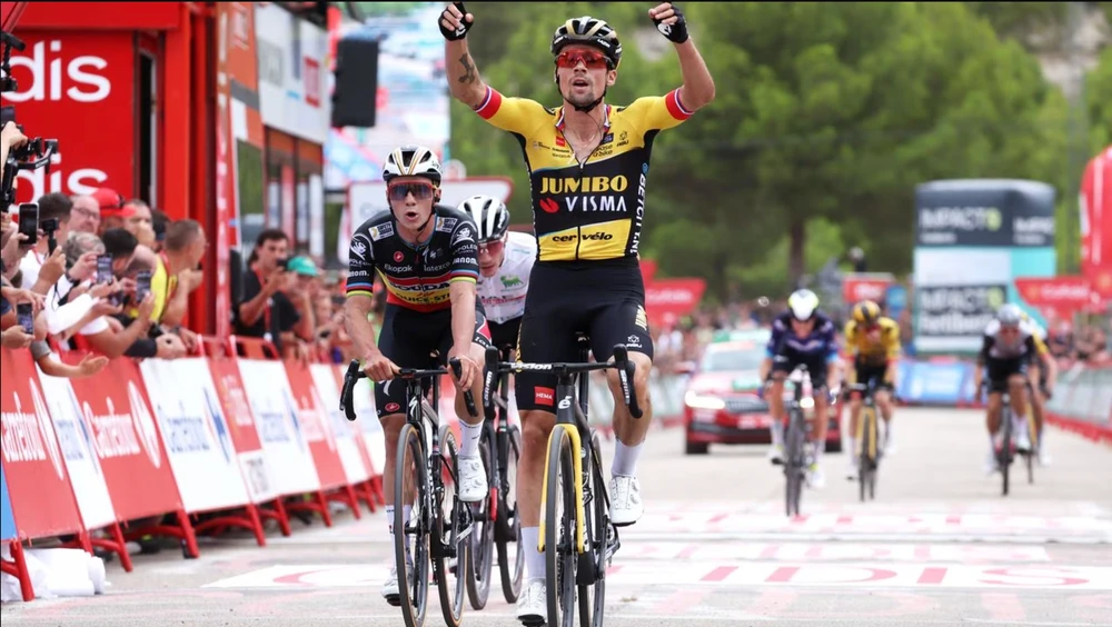 Primoz Roglic vui mừng tại đích đến