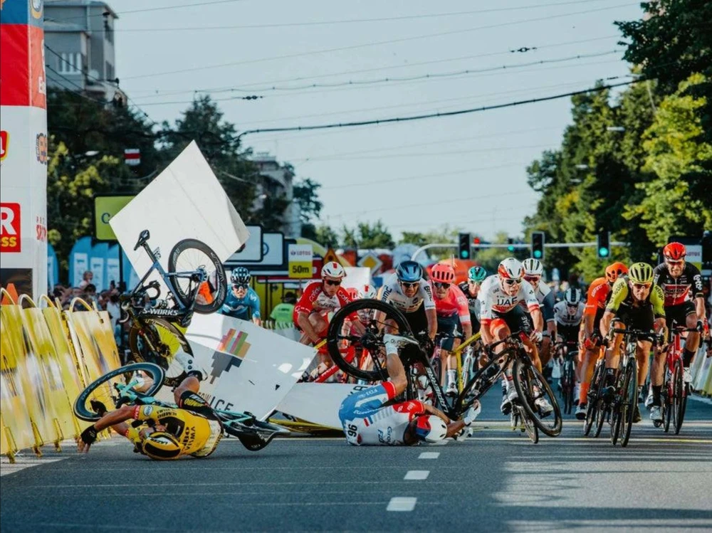 Toàn cảnh vụ tai nạn kinh hoàng tại Tour of Pologne 2020