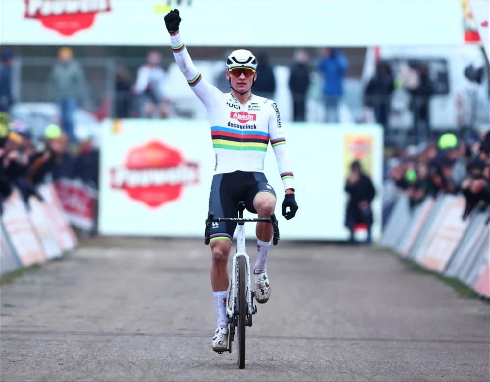 Mathieu van der Poel thắng 10 giải liên tiếp khi dự giải xe đạp việt dã