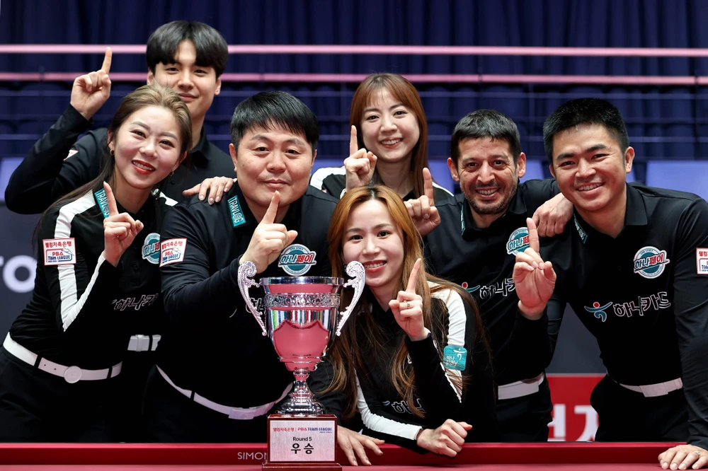 Nguyễn Quốc Nguyện (bìa phải) góp công lớn cho chức vô địch của Hana Card. Ảnh: Kim Young Hun