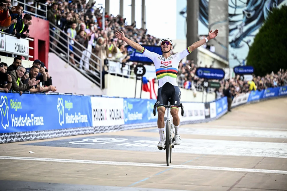Mathieu van der Poel chiến thắng ấn tượng tại Paris-Roubaix