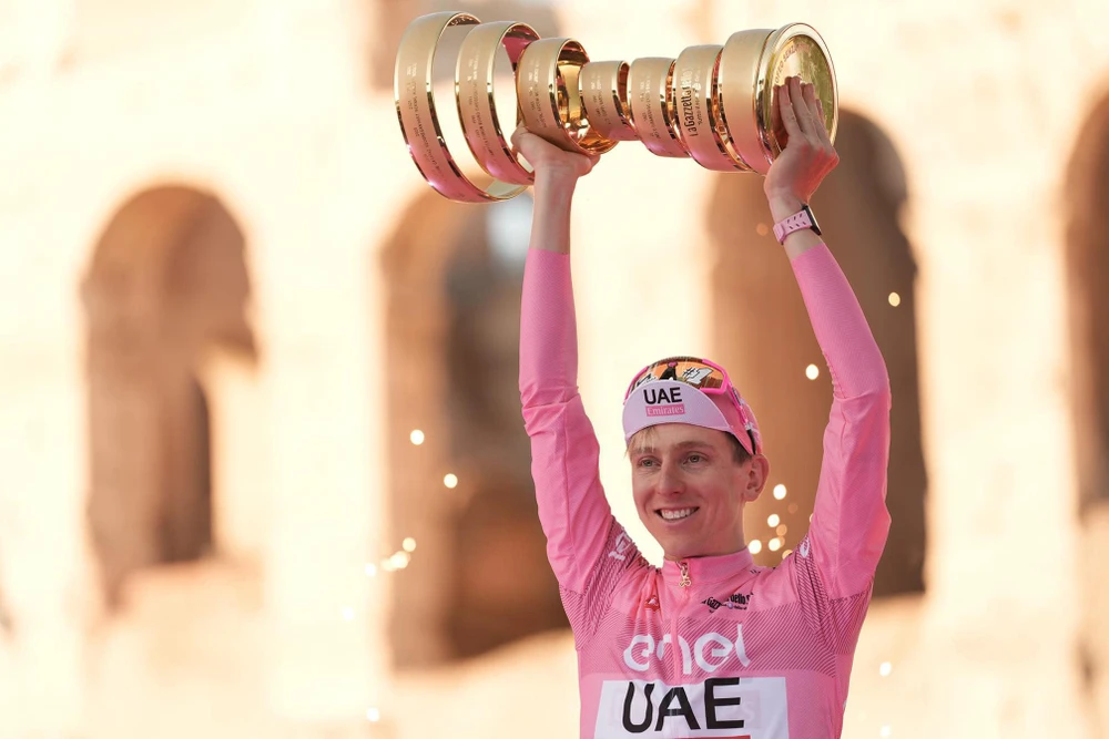 Tadej Pogacar đăng quang ngay lần đầu dự Giro d’Italia