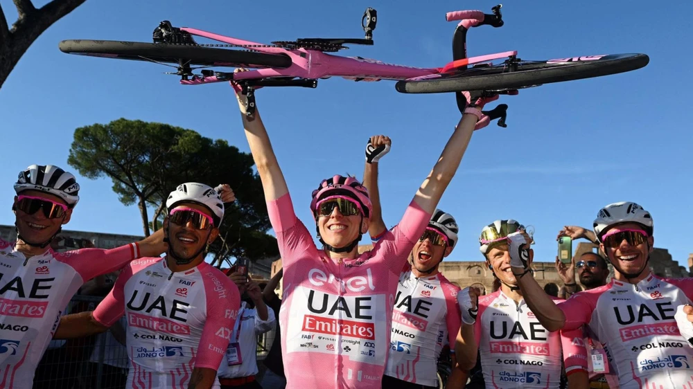 Tadej Pogacar thắng áp đảo tại Giro d’Italia 2024