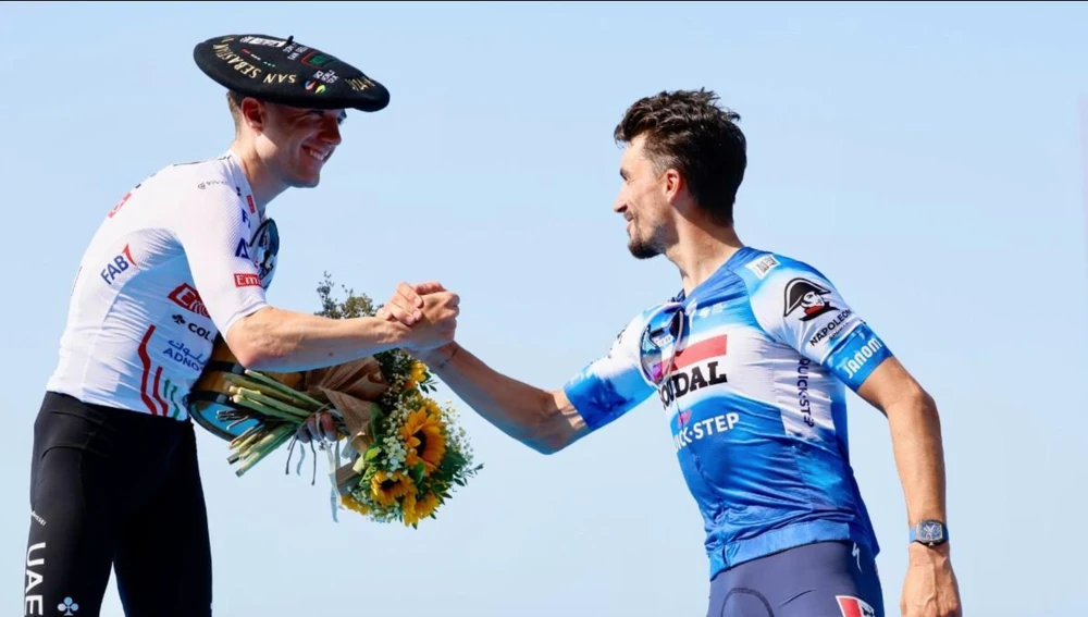 Julian Alaphilippe chúc mừng Marc Hirschi