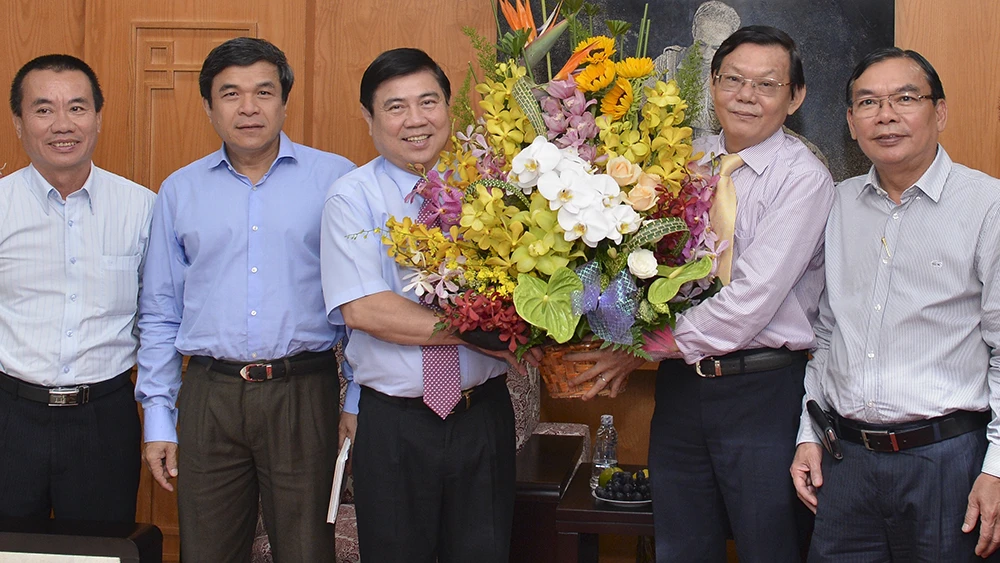 Chủ tịch UBNDTP thăm & chúc mừng Báo Sài Gòn Giải Phóng
