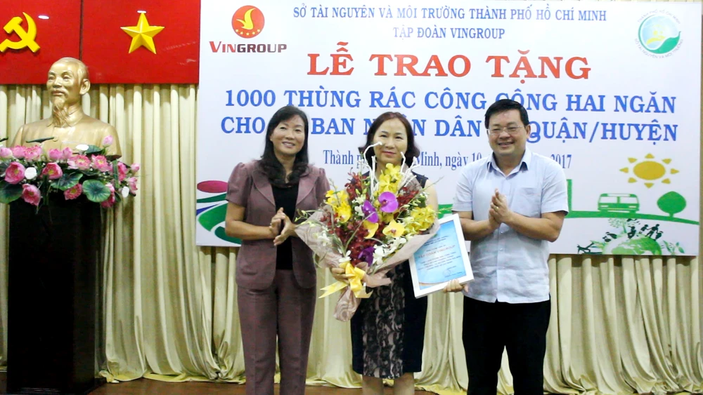 Trao 1.000 thùng rác công cộng cho 24 quận huyện