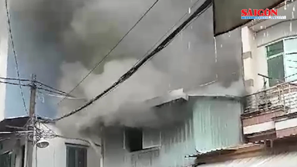 Sét đánh cột điện gây cháy tại hẻm 254 quận Tân Bình