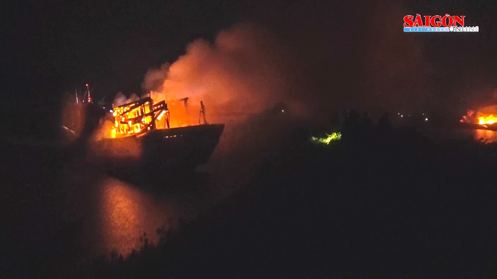 Quảng Ngãi: 2 tàu cá bị lửa thiêu rụi trong đêm