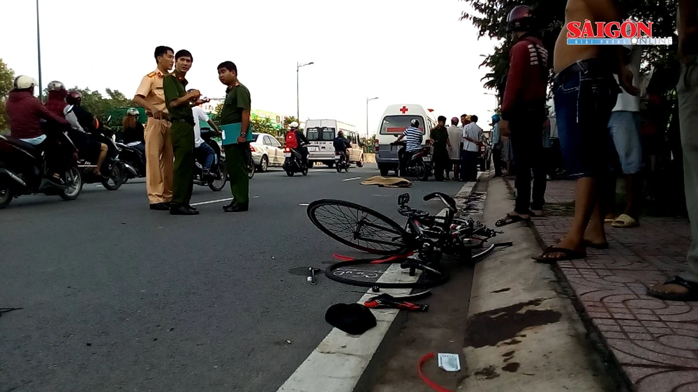 Chạy xe đạp tập thể dục, người đàn ông bị ôtô tông tử vong