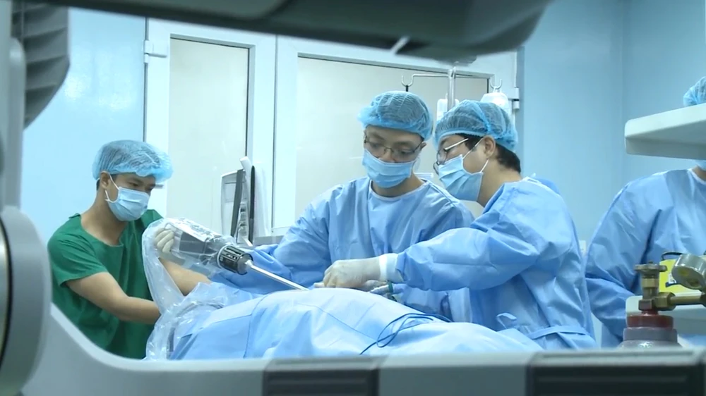 Phẫu thuật nội soi bằng robot: Giúp người Việt yên tâm chữa bệnh trong nước
