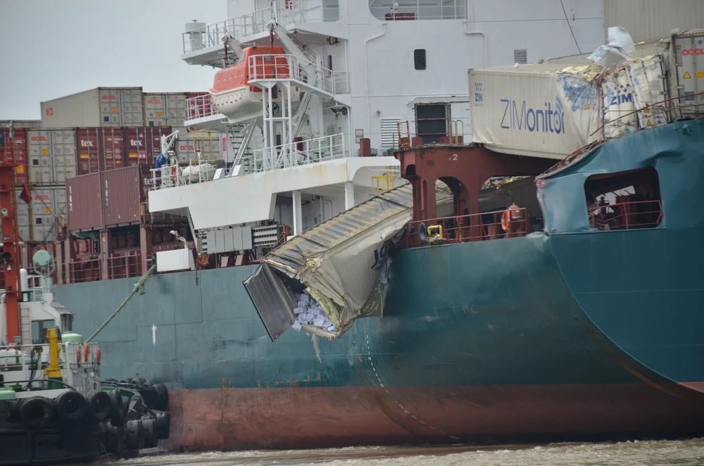 Hai tàu chở container va chạm trên sông Đồng Nai