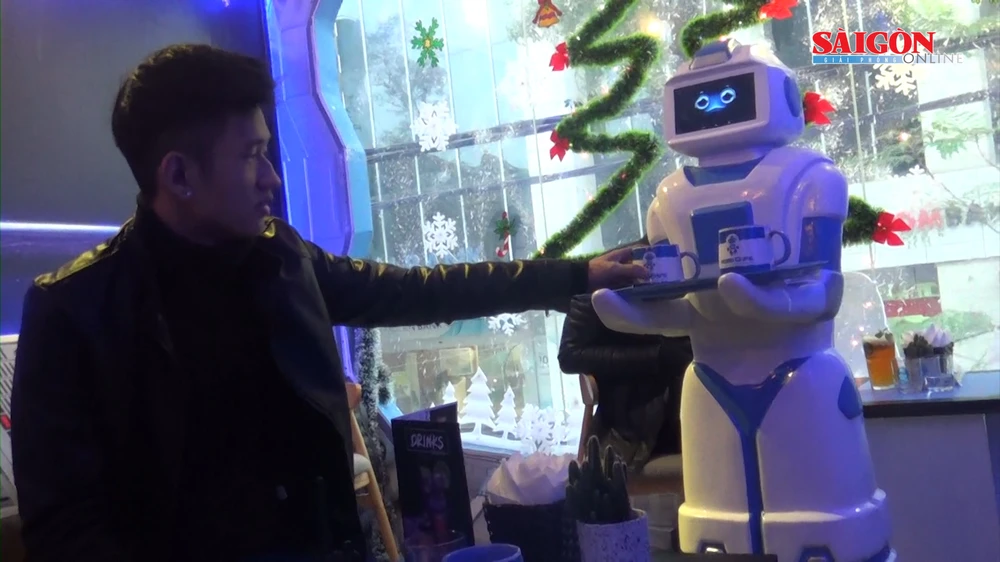 Robot 200 triệu đồng làm phục vụ tại quán cà phê ở Hà Nội