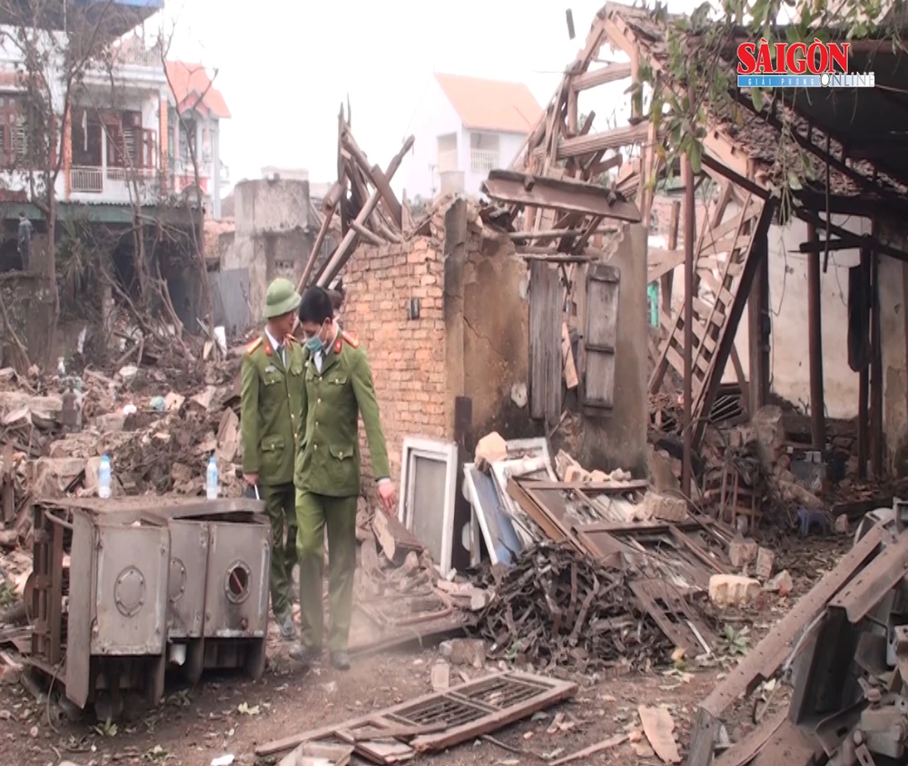Nổ kho phế liệu ở Bắc Ninh, nhiều căn nhà bị sập