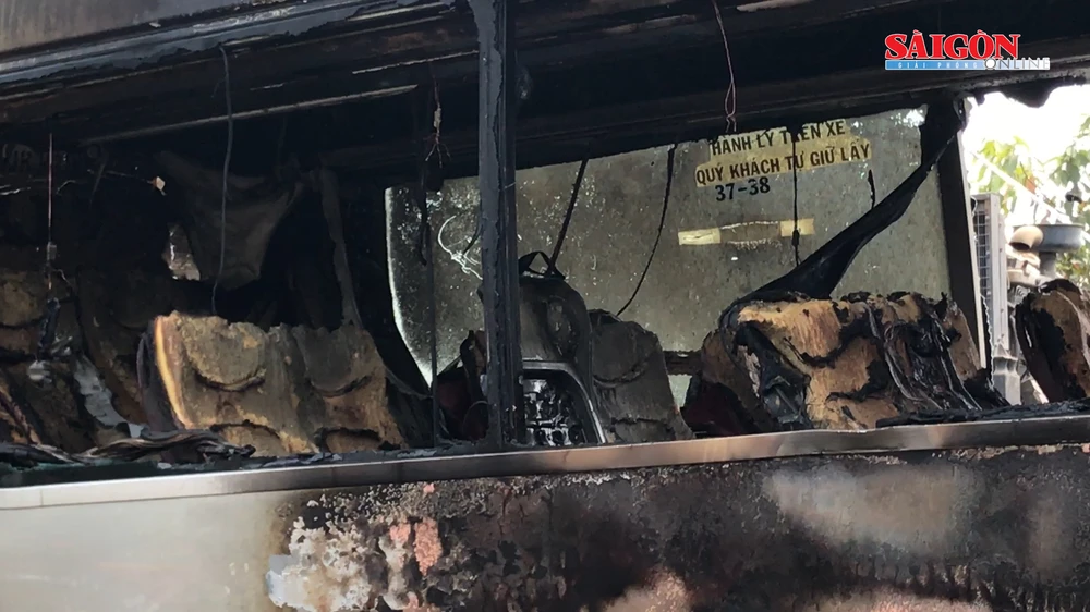 Hàng chục người thoát khỏi xe khách bốc cháy ở TPHCM