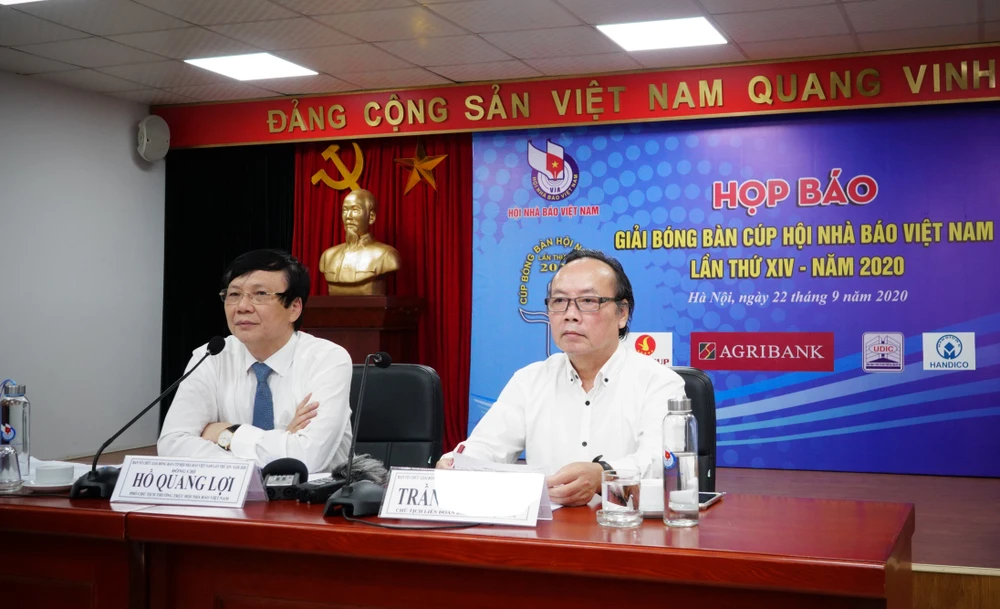 Ông Hồ Quang Lợi - Phó Chủ tịch thường trực Hội Nhà báo Việt Nam và ông Trần Gia Thái – Chủ tịch Liên đoàn Bóng bàn Việt Nam chủ trì cuộc họp báo.
