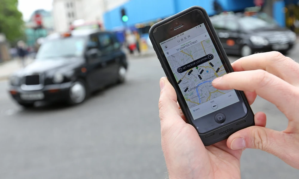 Uber chiếm 1/3 số xe thuê tư nhân với hơn 40.000 tài xế ở London, Anh. Ảnh: BLOOMBERG