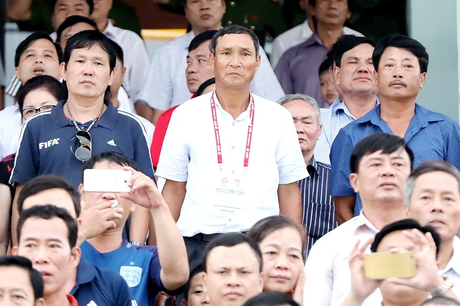 HLV Mai Đức Chung đi kiểm tra phong độ của các tuyển thủ trong đội hình CLB Thanh Hóa và Hải Phòng ở vòng 20 V-League. (Ảnh: MINH HOÀNG)