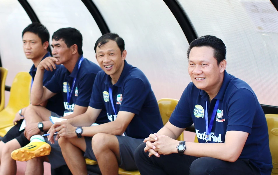 HLV Quốc Tuấn (bìa trái) và trợ lý Dương Minh Ninh (ngồi cạnh) trong khu kỹ thuật đội HA.GL. Ảnh: DŨNG PHƯƠNG