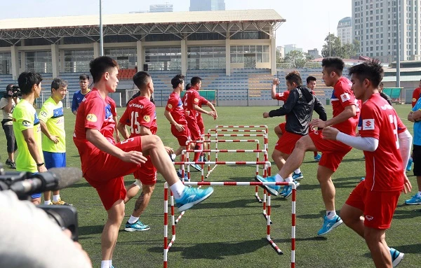 Đội tuyển U23 Việt Nam trong buổi tập luyện chờ ngày sang Thái Lan dự M-150 Cup. Ảnh: MINH HOÀNG