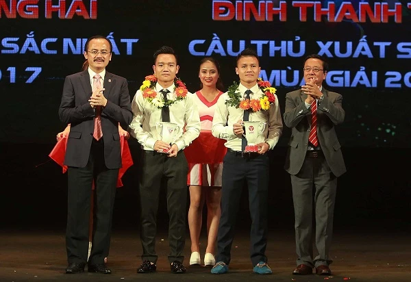 Đinh Thanh Trung và Nguyễn Quang Hải nhận phần thưởng tại Gala trao giải V-League 2017. Ảnh:MINH HOÀNG