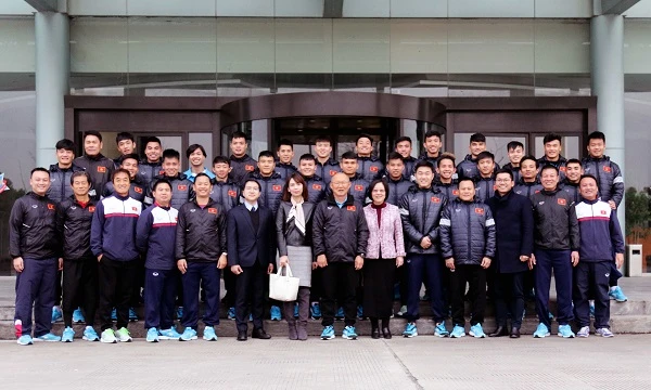 Toàn đội U23 Việt Nam chụp ảnh lưu niệm với Tổng lãnh sự quán Việt Nam tại Thượng Hải. Ảnh: Đoàn Nhật