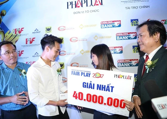 Hành động đẹp của Văn Toàn trong đêm Gala trao thưởng giải Fair-Play 2017. Ảnh: DŨNG PHƯƠNG