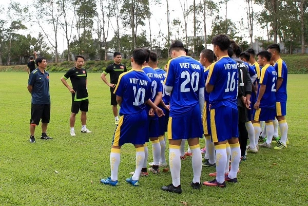 Đội U19 Việt Nam trong buổi tập trên sân Hàm Rồng. Ảnh: MINH TRẨN