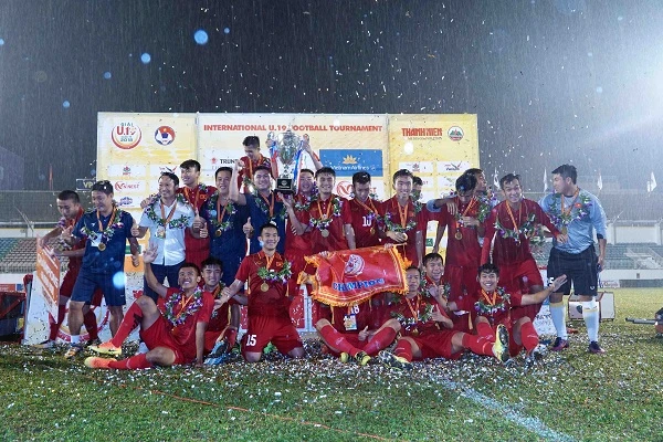 Đội U19 tuyển chọn Việt Nam giành Cúp vô địch. Ảnh: DŨNG PHƯƠNG