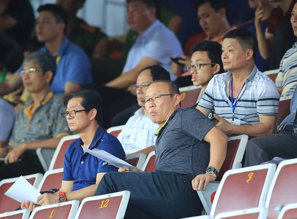 HLV Park Hang-seo cùng trợ lý xem các trận đấu tại V-League 2018. Ảnh: MINH HOÀNG