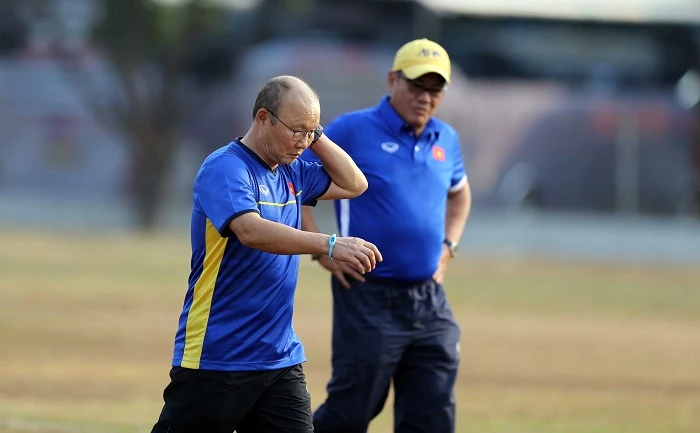 Ông Park cùng trưởng đoàn Dương Vũ Lâm kiểm tra mặt sân trước buổi tập của đội. Ảnh: DŨNG PHƯƠNG