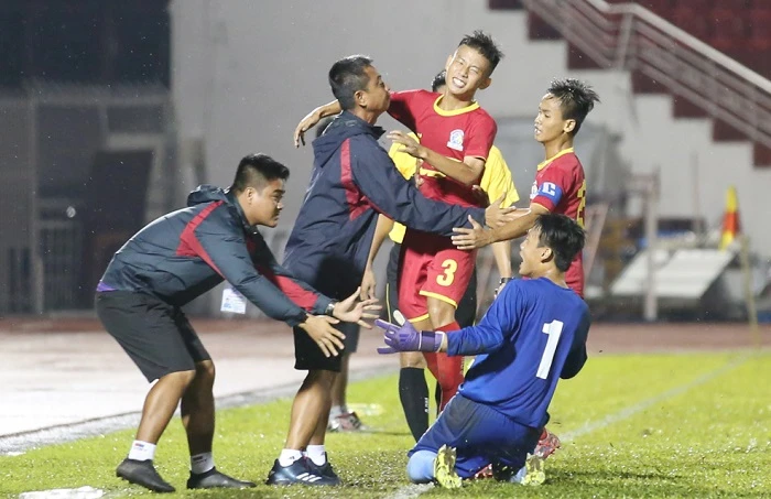 Niềm vui của đội Sài Gòn FC khi giành trận thắng đầu tiên. Ảnh: ANH TRẦN