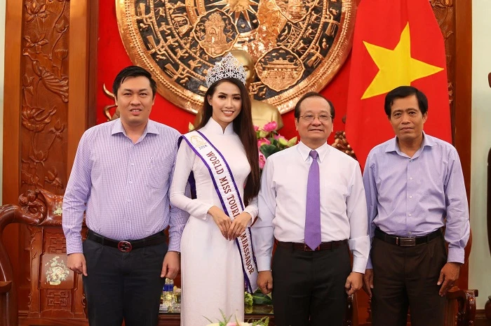 Hoa hậu Phan Thị Mơ chụp ảnh lưu niệm với lãnh đạo UBND, Sở VH-TT&DL tỉnh Tiền Giang và ông Cao Văn Chóng. Ảnh: QUỐC HUY