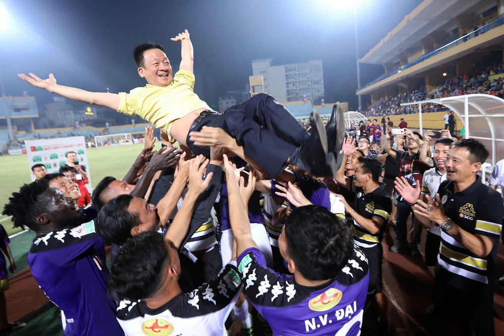 Bầu Hiển cùng các cầu thủ Hà Nội vui mừng sau trận thắng SLNA. Ảnh: MINH HOÀNG