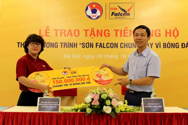 Đại diện VFF, ông Ngô Minh Châu và bà Ngô Hồng Vân, TGĐ Falcon Coatings Việt Nam