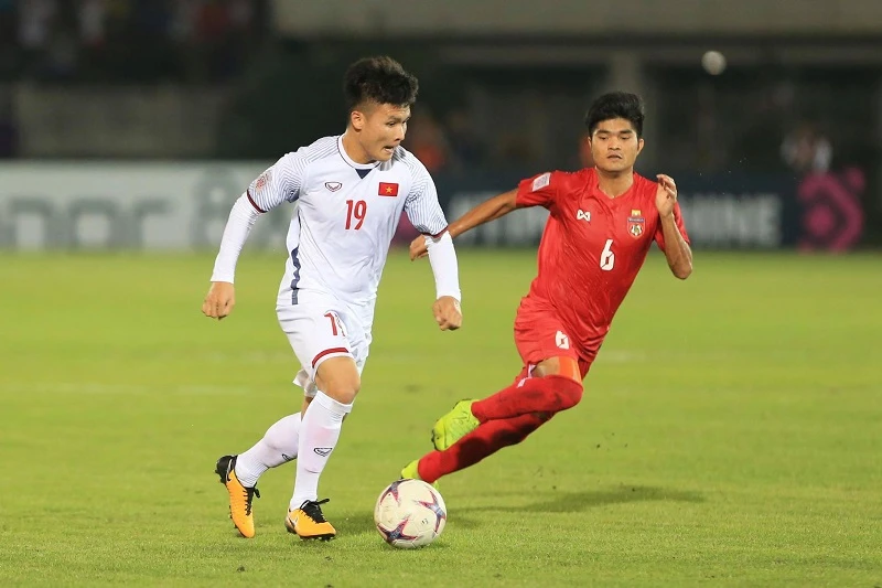 Nguyễn Quang Hải đi bóng trước sự đeo bám của hậu vệ Myanmar. Ảnh: MINH HOÀNG