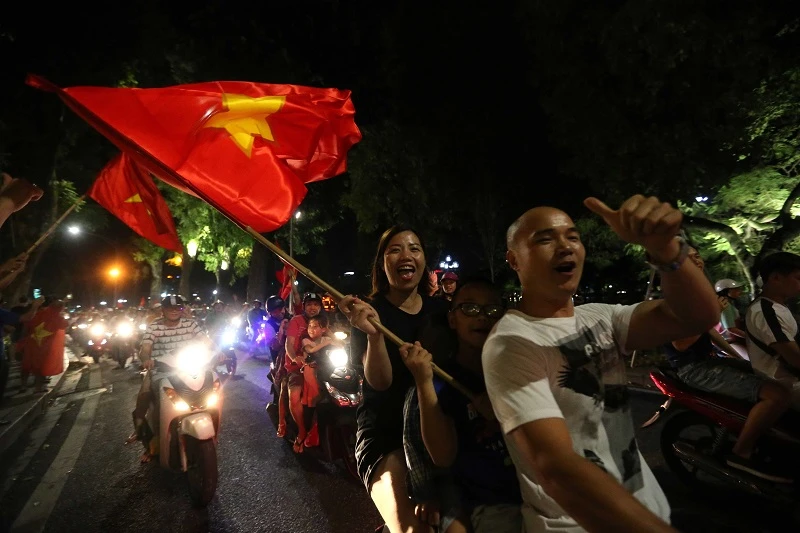 Người hâm mộ Việt Nam lại có dịp xuống đường ăn mừng chiến thắng vào tối 2-12. Ảnh: MINH HOÀNG