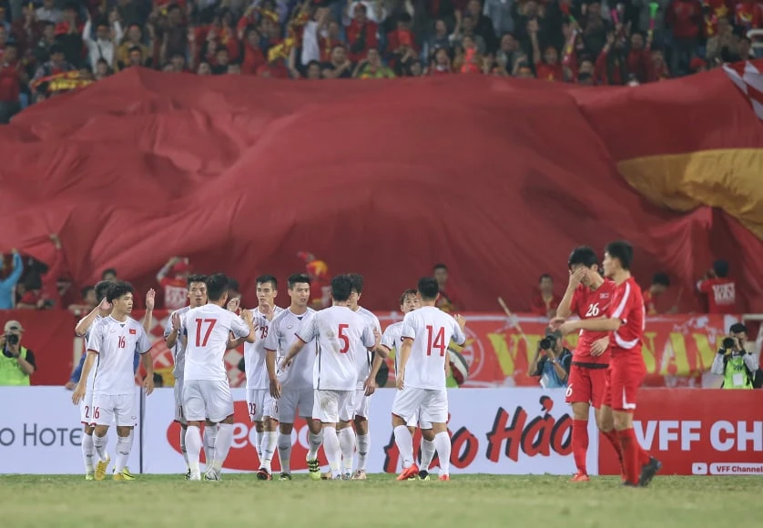 Niềm vui của các cầu thủ Việt Nam sau bàn mở tỷ số. Ảnh: MINH HOÀNG