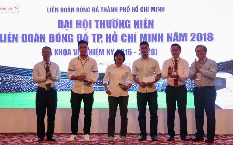 Đại diện các đội Thái Sơn Nam, Hải Phương Nam và nữ TPHCM nhận phần thưởng từ HFF. Ảnh: XUÂN DỰ