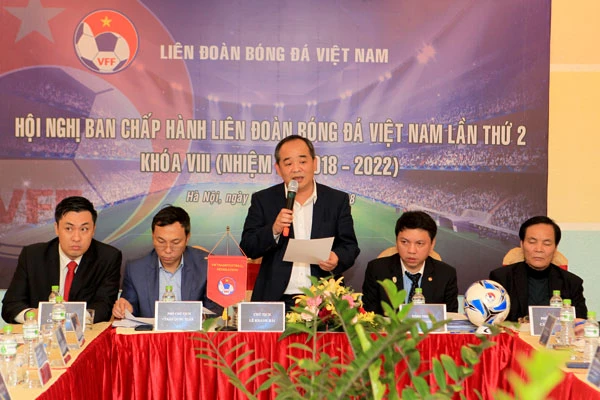Tân Chủ tịch VFF Lê Khánh Hải chủ trì hội nghị. Ảnh: ĐOÀN NHẬT