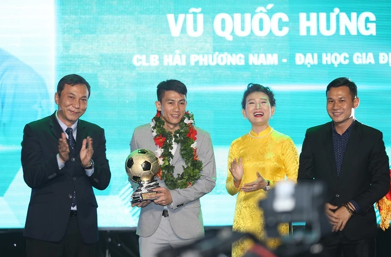 Vũ Quốc Hưng nhận Quả bóng vàng futsal từ Phó chủ tịch VFF Trần Quốc Tuấn. Ảnh: DŨNG PHƯƠNG