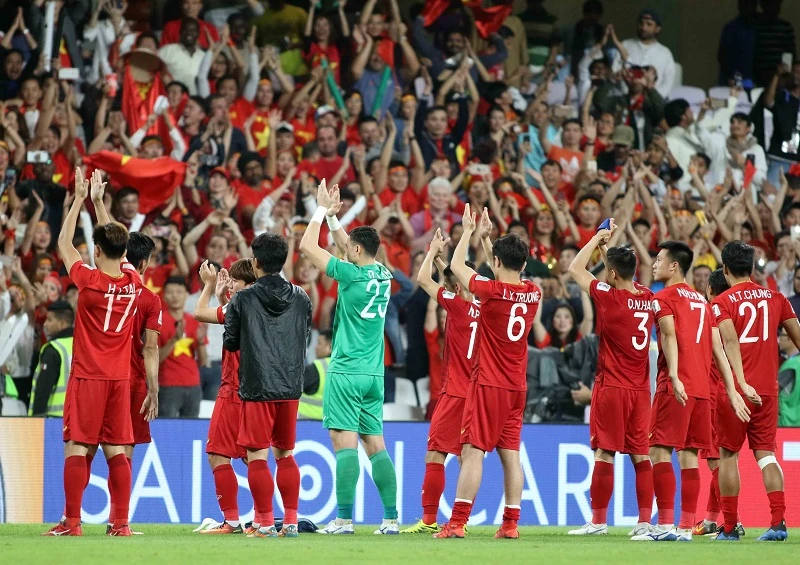 Các cầu thủ Việt Nam chào cám ơn người hâm mộ sau trận thắng Yemen 2-0. Ảnh: ANH KHOA