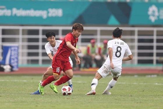 Minh Vương với siêu phẩm trong trận gặp Hàn Quốc tại Asiad 2018. Ảnh: ANH KHOA